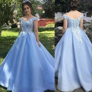 2021 Sexy Bleu Ciel Quinceanera Robes Robe De Bal Hors Épaule Dentelle 3D Fleurs Tulle Plus Taille Doux 16 Formelle Fête Robes De Soirée Corset Dos Balayage Train