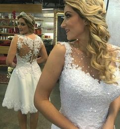 2021 Vestidos de novia cortos Apliques de encaje Una línea Con cuentas Hasta la rodilla Cuello transparente Ilusión Botones cubiertos Volver Vestido de novia de playa vestido