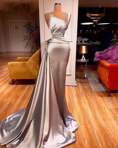 2021 Gris plateado Sexy Sirena Vestidos de baile Un hombro Satén Plata Cristal Rebordear Sin mangas Fiesta formal Vestidos de noche Tren de barrido personalizado Tallas grandes