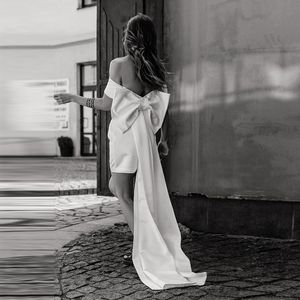 2021 Robes de mariée de gaine courte simple avec grand arc arrière sexy épaule blanche ivoire satin robes de mariée en plein air Graden Beach robe de mariée