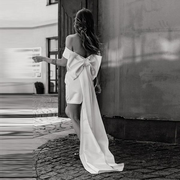 2021 Vestidos de novia de vaina corta simple con gran arco detrás Sexy fuera del hombro Blanco Marfil Satén Vestidos de novia Vestido de novia de playa Graden al aire libre