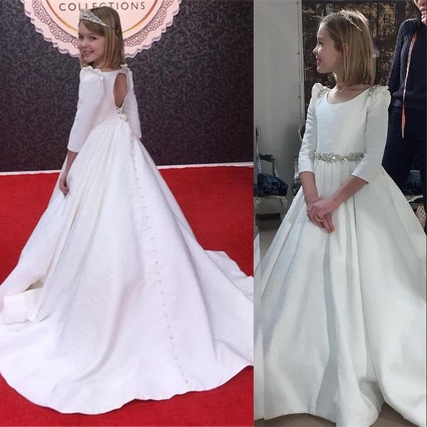 2021 Princesa blanca simple Vestidos de niña de flores Cuello de joya Mangas tres cuartos Cinturón de cristal satinado Vestido de desfile infantil Vestidos de novia para niñas Tren de barrido Espalda hueca