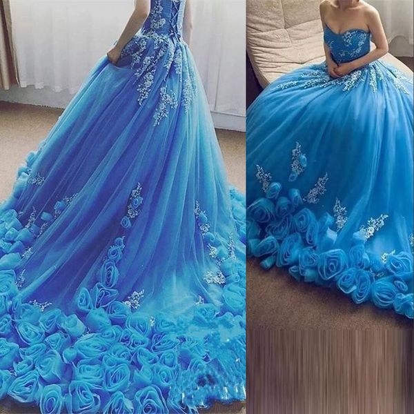 2021 Sky Blue Quinceañera Vestidos Bola Vestido Sweetheart Rose Flores Blancas Apliques Sweet 16 Tulle Corset Back Party Paste Vestidos de noche