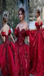 2021 Sparkly Dark Red Bourgogne Quinceanera Robes de robe de bal sur les paillettes en dentelle à paillettes à épaule Appliques Sweet 16 Sweep Train plus2925340