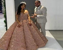 2021 Robes de quinceanera rose rose brillante sur la robe de bal à épaule Pouleux paillettes de jupe gonflé 15 anos curto8772766