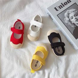 2021 printemps et été nouveaux garçons et filles légers confortables petites chaussures blanches bébé mignon couleur pâte magique chaussures en tissu à semelle souple X0703