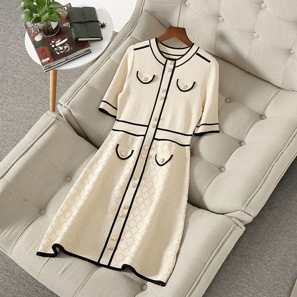 2021 Printemps Demi-manches Col rond Bleu / Beige Couleur contrastée Boutons tricotés à panneaux Robe longueur genou Robes décontractées élégantes NJ11210181