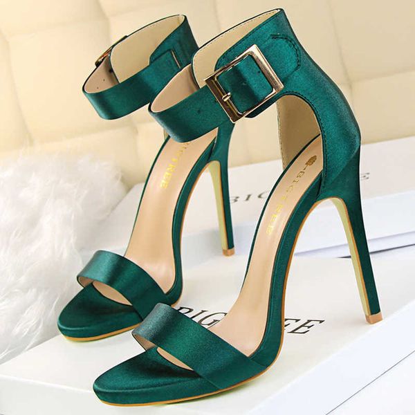 2021 Verano Conciso Mujeres 11.5 cm Tacones altos extremos Sandalias de discoteca Sandalias de tacones de aguja de plata verde Sandalias de talla grande Zapatos de fiesta Y0721