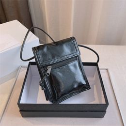 2021 Sommer Glatte schwarze Umhängetasche aus Wachsleder, coole neutrale rechteckige Umhängetasche, Street-Fashion-Taschen im Monogramm-Design Weiße Taschen