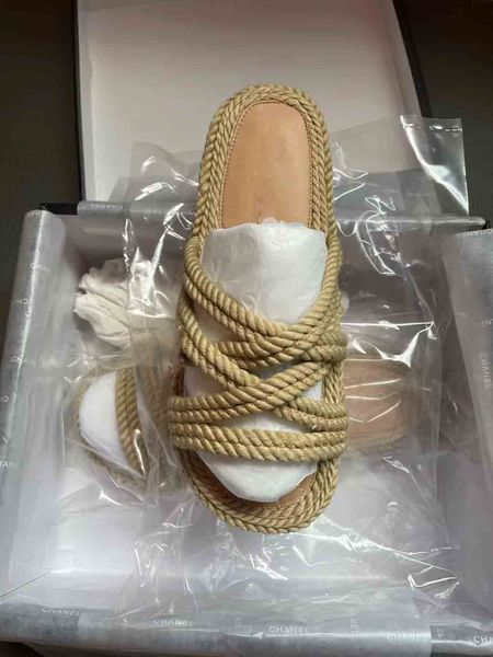 2021 sandales de luxe Beige pour femmes d'été haut tendance pantoufles en corde de chanvre chaîne à talon plat haute qualité d'images réelles