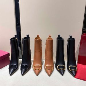 2023 Top Designer Dames Hiver Mode Boot Chaussures Femmes Boucle En Métal Bottines De Luxe Marque En Cuir Pointu Rivet Bottines taille de chaussure
