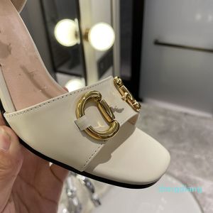 2021 Topkwaliteit luxe ontwerper nieuwste mode sandalen leer voor vrouwen hoge hakken dikke hak metalen gesp strap enkel wrap open teen 55