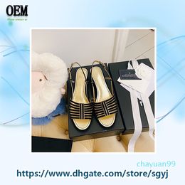 2021 Top Quality Luxury Designer Style Patent Le cuir bas talons bas Femmes Femmes Unique Robe mariage Chaussures sexy Sandales