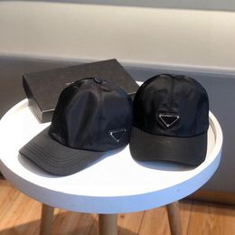 2021 Gorras de bola de nylon de calidad superior Lienzo Diseñadores de ocio Moda Sombrero para el sol para deportes al aire libre Hombres Strapback Hat Famoso Béisbol Cap158Z