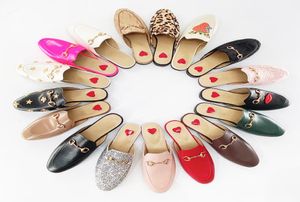 2021 topless half slippers voor vrouwen om stijlvol te dragen buiten het zomers lederen flat web beroemde loafers5914251