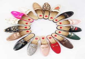 2021 topless half slippers voor vrouwen om stijlvol te dragen buiten de zomers lederen flat web beroemde loafers4666579