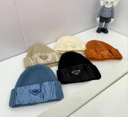 2021 Gorro de punto con letras triangulares, costura satinada fuera de la calle, estilos de pareja, accesorios de invierno cálidos y gruesos, moda al aire libre 8666686