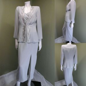 2021 Dos piezas Vestidos para madre de la novia con chaqueta Vestido de invitados de boda de encaje gris plateado Hasta el tobillo Vestidos formales