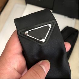 2021 Unisex-Krimi-Dreiecksschal, klassischer großer Buchstabe, Krawatte, männliches Armband, Hip-Hop, hohe Qualität, ganzer Kurier 08292H