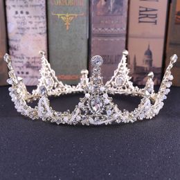 2021 Vintage Barok Bridal Tiara's Accessoires Goud / Zilver Kleurrijke Kristallen Prinses Hoofddeksels Prachtige bruiloft Tiaras en Crowns12147