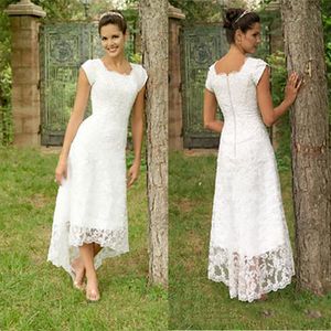 2021 Vestidos de novia de encaje vintage Alto bajo Mangas cortas Longitud de té cuadrada Vestidos de novia cortos Una línea Vestidos de novia de campo