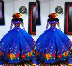 2022 Vintage Bleu Royal Mexicain Sweet 16 Robes Charro Fleur Brodé Satin De L'épaule Robe De Quinceanera Illusion À Manches Longues