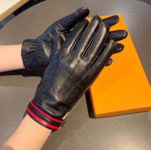 2021 hiver loisirs en peau de mouton cuir mitaines femmes gants chauds Plus velours concepteur métal lettre mitaine avec boîte-cadeau