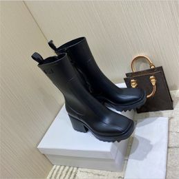 2021 Femmes Betty Bottes PVC Caoutchouc Beeled Plate-forme Genou-haute Botte de pluie Noir Imperméable Welly Chaussures Chaussures de pluie en plein air Talons hauts