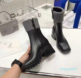 2021 Femmes Betty Boots PVC Rubber Beed Plateforme Knee-High Tall Rain Boot Black Emperpheproof Welly Shoes Outdoor Rainhoes High Heels 6625
