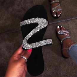 2021 Mujeres Diseñador Diapositivas Zapatilla con sandalias cruzadas de diamantes de imitación Vintage Summer Beach Zapatillas sexy Chanclas al aire libre Calidad superior 35-43 W2