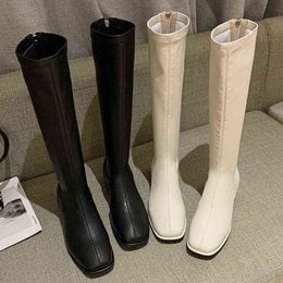 2021 Femmes Bottes hautes Femme Cuir Fetish Knight Bottes Plus Taille Booties Lady Low 4cm Talons hauts Blanc Automne Chaussures Y1105