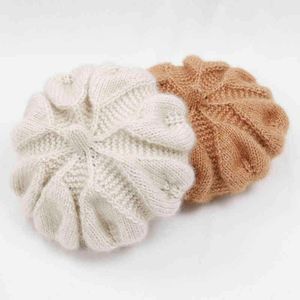 2021 femmes tricoter les bérets d'hiver luxe élégant coton béret creux de fleurs décoratives toxicomanes toxicomanes dames cool chapeau j220722