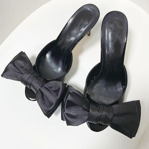 2021 dames dames echt leer 8cm stiletto hoge hakken sandalen zijde satijnen zomer flip-flops slipper slip-on jurk schoenen 3D strikje zwart