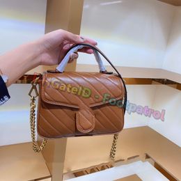 2021 Mujeres Diseñadores de lujos Bolsos de hombro Clásico Messenger Bolso de moda Bolsa de moda Cadenas de solapa Cadenas de cuerpo cruzado Mini billetera Bolsillo para teléfono móvil