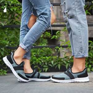 2021 Femmes Hommes Entraîneur Sports Chaussures de course Gris Noir Bleu Rouge Blanc Sunmmer Coureurs plats à semelles épaisses Baskets Code: 12-7696