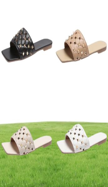 2021 Femmes Rivet Slides Summer Square Toe Plat Sandale Sexy Sexe Tadded Mandouted Stud Black White Cuir Slipon Mules Chaussures GR09541748