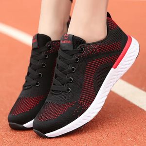 2021 Mujeres Zapatos para correr Negro Blanco Bred Pink Moda para mujer Entrenadores deportivos transpirables Zapatillas de deporte Tamaño 35-40 15