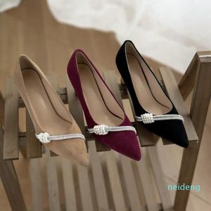 2021 chaussures simples pour femmes, robe formelle, tige en daim, talon bout à bout plaqué or, décoration de perles cousues à la main, élégantes et 3