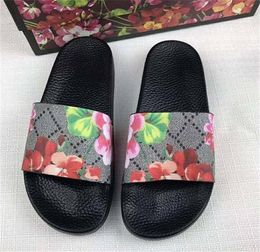2021 Diapositivas de mujer Mujer Luxurys Diseñadores de moda Zapatillas florales Mocasines de verano Sandalias planas para mujer Bordado brocado Chanclas Zapatilla con desgastes de caja