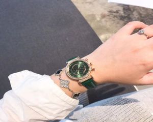 2021 Quartz analogique Womens avec socle Goldtone Hinestoneinset montres de luxe Montre de Luxe Green Leather Strap5889556