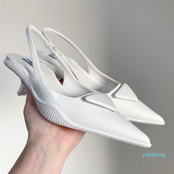 2021 chaussures pour femmes Milan 2021ss sandales blanches noires pompes à bride arrière en cuir brillant doivent avoir des talons hauts chaton pointus