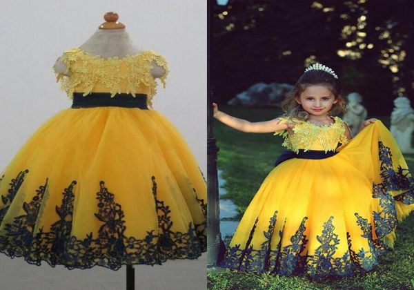 2021 Robes de concours jaunes pour filles Images réelles avec col rond et détails d'appliques en dentelle Robes de filles à fleurs mignonnes sur mesure 7278799