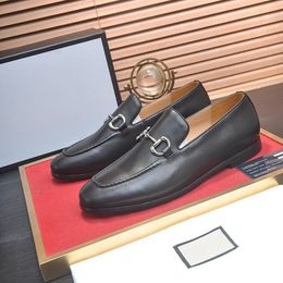 2021 Zapatos de vestir formales de alta calidad para hombres Hebilla de metal Zapatos de cuero genuino negro Punta puntiaguda para hombre Oxfords de negocios Zapatos casuales