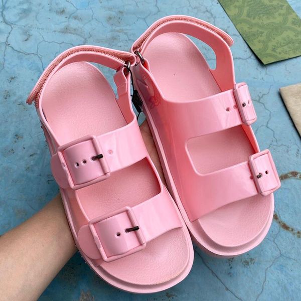 2022TOP Designer de luxe femmes sandales Fashion Dames Talon plat Plage Chaussures de plage Dernières coulisses de bracelet arrière décontractées Film de film Femme Sandale avec boîte