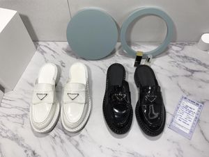2021Top Quality Luxurys Designers Pantoufles en cuir verni pour hommes et femmes Sandales Chaussures Printemps et Automne Mode Large Tongs Plates
