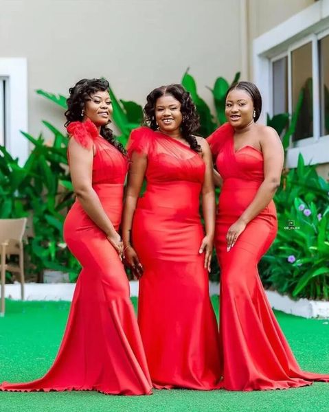 2022 African Red Un hombro Sirena Vestidos de dama de honor Drapeado Barrido Tren Jardín País Boda Vestidos de invitados Vestido de dama de honor Tallas grandes Hasta el suelo PRO232