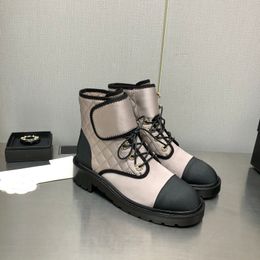 2022 Femmes de cheville Martin Bot Winter Calfskin brillant Boues militaires noirs Dark Beige Laces Chaussures décontractées Designer de luxe Boots de neige avec boîte
