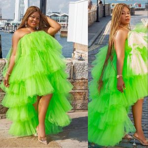 2022 Arabisch groene prom -jurken strapless mouwloze sexy tule tule ruches gelaagde avondkleding plus size formele feest verjaardag jurken jurk hoge lage baljurk
