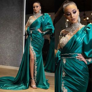 2022 Arabische Sexy Prom Jurken Dragen Hunter Groene Kralen Hoge Hals Lange Mouwen Satijn Crystal Beading Side Split Feestjurk Avondjurken