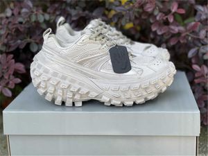 2022 Authentieke beige zwarte verdediger Designer Athletic Shoes Men Women Rubber Platform Tyre Stars Loves Casual Trainers Sports SNEA1888